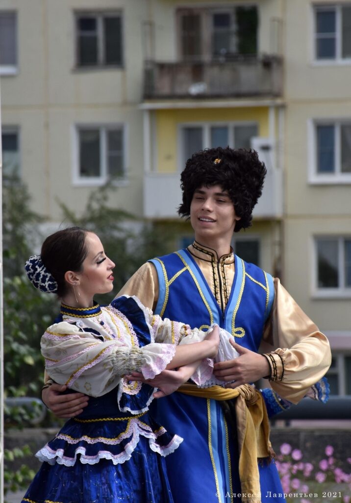 1666694323_94a55c-716x1024 Ансамбль песни и пляски "Забайкальские казаки"