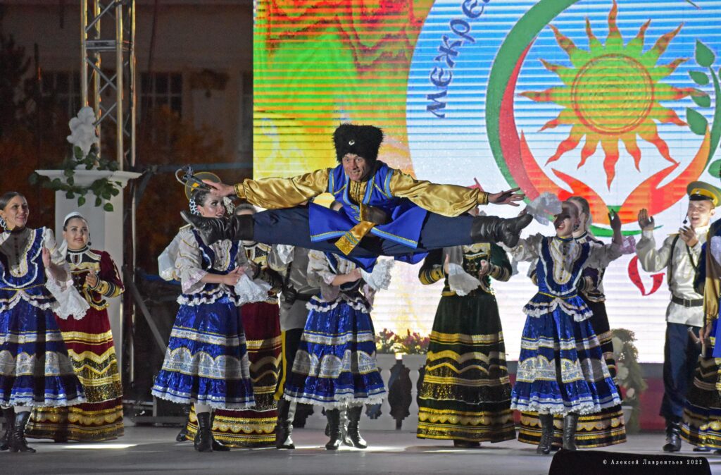 1666702869_ca6d91-1024x674 Ансамбль песни и пляски "Забайкальские казаки"