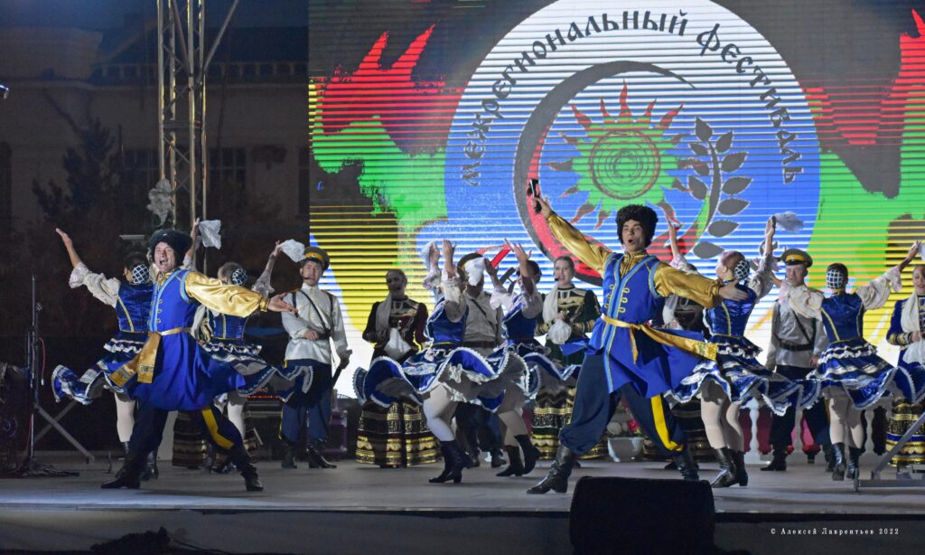1666702879_47c547-1024x614 Ансамбль песни и пляски "Забайкальские казаки"