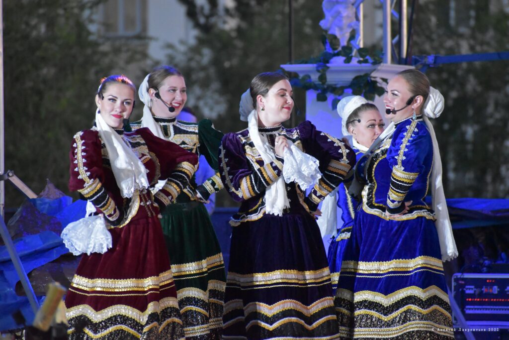 1666702902_6fc946-1024x683 Ансамбль песни и пляски "Забайкальские казаки"