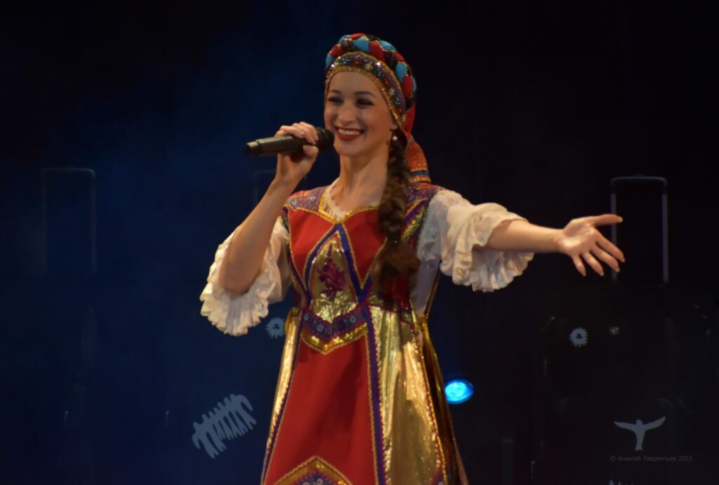 668e8e89e4c6cd6db70fb5684b5fb14f-1024x691 Открытие концертного сезона театра "Забайкалье" - "На чемоданах"