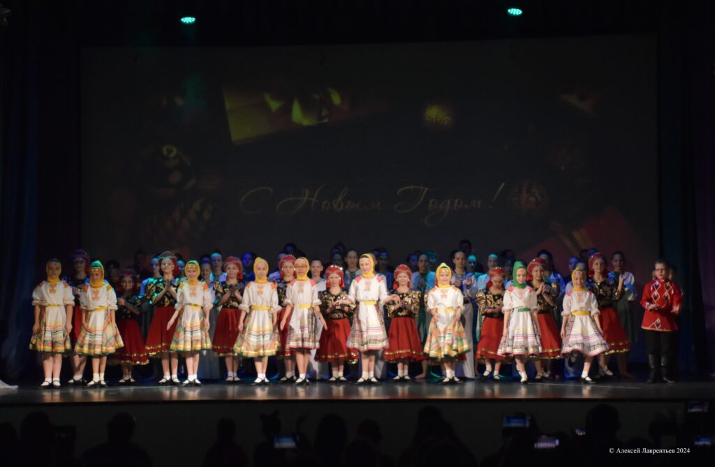 1c0eeaae850db94e07c0563e20579fab-1024x669 Новогодний концерт детский центр "Орешки" фоторепортаж