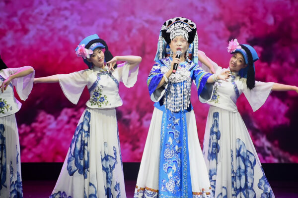 Ансамбль Гуйчжоу Китай 多彩贵州风 - Алый цветок